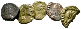  Varia & Lots   (D) Lot Römische Kaiserzeit (5). Lot mit 5 spätrömischen AE 4: Valentinianus III. (4x) und Leo I., ein Exemplar Fragment, meist um sch...