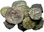  Varia & Lots   (D) Lot Byzanz (10). Lot mit 10 byzantinischen Münzen, meist Halbfolles, zwei Exemplare mit blühender Korrosion, um sch.  