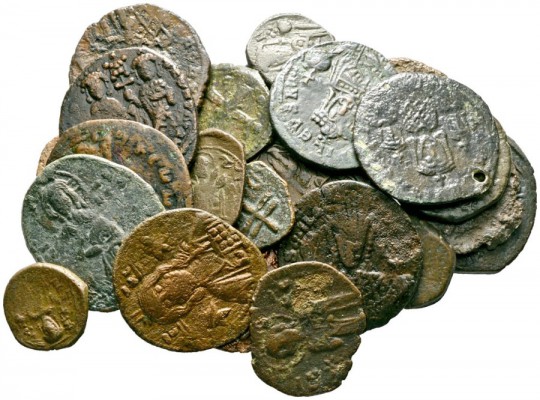 Varia & Lots   (D) Lot Byzanz (24). Lot mit 24 byzantinischen Bronzemünzen, ca....