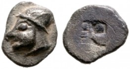  GRIECHISCHE MÜNZEN   IONIA   Phokaia   (D) Hemiobol (0,25g), ca. 510-494/480 v. Chr. Av.: Kopf der Athena (?) mit Helm oder Kappe n.l. Rv.: Quadratum...