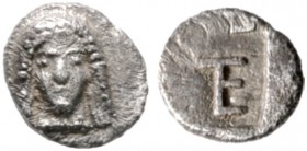  GRIECHISCHE MÜNZEN   IONIA   Kolophon   (D) Tetartemorion (0,23g), ca. 500-480 v. Chr. Av.: Kopf des Apollon v.v. Rv.: Monogramm TE (Wertzeichen) im ...