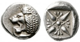  GRIECHISCHE MÜNZEN   IONIA   Miletos   (D) Obol (1,20g), ca. 525-475 v. Chr. Av.: Löwenprotome n.r., Kopf n.l. Rv.: Sternornament im Quadratum Incusu...