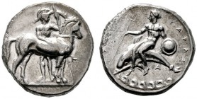  GRIECHISCHE MÜNZEN   CALABRIA   Taras   (D) Nomos/Didrachme (7,64g), ca. 340-332 v. Chr. Av.: Pferd n.r., im Hintergrund Krieger mit Helm, Schild und...