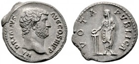 RÖMISCHE KAISERZEIT   Hadrianus (117-138)   (D) Denarius (3,37g), Roma, 134-138 n. Chr. Kopf / Kaiser mit Patera und Schriftrolle vor Dreifuß. RIC 29...