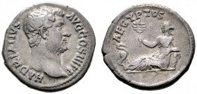  RÖMISCHE KAISERZEIT   Hadrianus (117-138)   (D) Denarius (3,25g), Roma, 134-138 n. Chr. Kopf / Aegyptus mit Sistrum liegt auf Korb gestützt, davor Ib...
