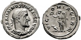  RÖMISCHE KAISERZEIT   Maximinus I. Thrax (235-238)   (D) Denarius (4,10g), Roma, 236-238 n. Chr. Büste mit Lorbeerkranz, Drapierung und Kürass / Vict...