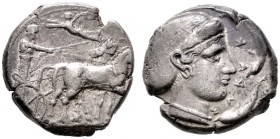  GRIECHISCHE MÜNZEN   SICILIA   Syrakusai   Zweite Demokratie   (D) Tetradrachme (17,38g), ca. 450-439 v. Chr. Av.: Wagenlenker mit Kentron in Quadrig...