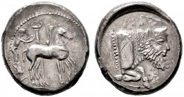  GRIECHISCHE MÜNZEN   SICILIA   Gela   (D) Tetradrachme (17,32g), ca. 465-450 v. Chr. Av.: Wagenlenker in Quadriga n.r., im Hintergrund Säule mit Urne...