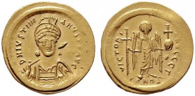  BYZANTINISCHE MÜNZEN   Iustinianus I. (527-565)   (D) Solidus (4,45g), Constantinopolis, 3. Offizin, 527-537 n. Chr. Büste mit Helm, Perlendiadem, Kü...