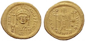  BYZANTINISCHE MÜNZEN   Iustinianus I. (527-565)   (D) Solidus (4,45g), Constantinopolis, 5. Offizin, 542-565 n. Chr. Büste mit Helm, Perlendiadem, Kü...