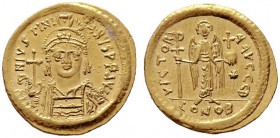  BYZANTINISCHE MÜNZEN   Iustinianus I. (527-565)   (D) Solidus (4,46g), Constantinopolis, 9. Offizin, 542-565 n. Chr. Büste mit Helm, Perlendiadem, Kü...