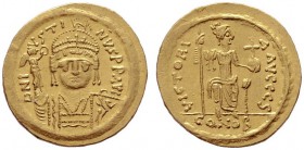  BYZANTINISCHE MÜNZEN   Iustinus II. (565-578)   (D) Solidus (4,50g), Constantinopolis, 6. Offizin, 567-578 n. Chr. Büste mit Helm, Perlendiadem, Küra...