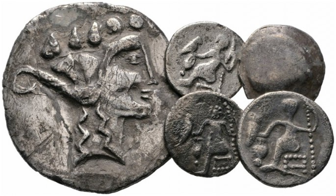  Varia & Lots   (D) Lot Kelten (5). Lot mit 5 ostkeltischen Silbermünzen: 1 Tetr...