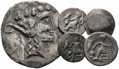 Varia & Lots   (D) Lot Kelten (5). Lot mit 5 ostkeltischen Silbermünzen: 1 Tetradrachme (Thasos-Imitation, gestopftes Loch), und 4 Drachmen (Alexande...