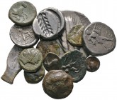  Varia & Lots   (D) Lot Griechen (14). Lot mit 6 Silbermünzen (Statere und Teilstücke), 7 Bronzemünzen und 1 unbestimmten Bleiobjekt, meist Süditalien...