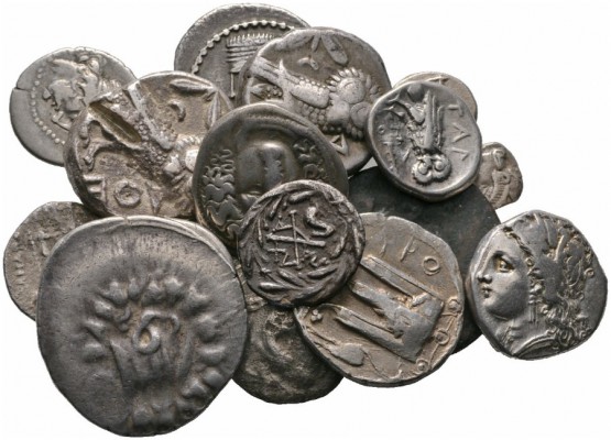  Varia & Lots   (D) Lot Griechen (17). Lot mit 16 Silbermünzen (Tetradrachmen un...