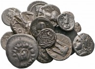  Varia & Lots   (D) Lot Griechen (17). Lot mit 16 Silbermünzen (Tetradrachmen und Teilstücke) sowie 1 Bronzemünze, darunter Athen (2x), zwei Exemplare...