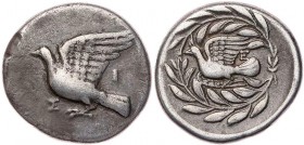 SIKYONIEN SIKYON
 AR-Drachme um 340-335 v. Chr. Vs.: Taube steht mit ausgebreiteten Flügeln n. l., Rs.: Taube fliegt n. l., rechts E, alles in Lorbee...
