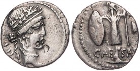 IMPERATORISCHE PRÄGUNGEN
C. Iulius Caesar, gest. 44 v. Chr. AR-Denar 48/47 v. Chr. Heeresmzst. Vs.: Kopf einer Göttin (Venus oder Clementia?) mit Eic...