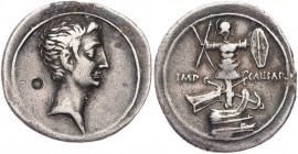 IMPERATORISCHE PRÄGUNGEN
Octavianus AR-Denar 30-29 v. Chr. Mzst. in Italien (Rom oder Brindisi?) Vs.: Kopf n. r., Rs.: IMP - CAESAR, Tropaeum mit Rud...