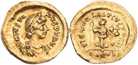 BYZANZ
Iustinus I., 518-527. AV-Tremissis 518-522 Constantinopolis Vs.: D N IVSTI-NVS PP AVI (!), gepanzerte und drapierte Büste mit Perlendiadem n. ...