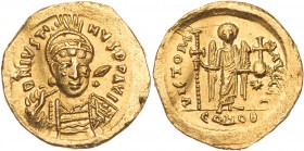 BYZANZ
Iustinus I., 518-527. AV-Solidus 522-527 Constantinopolis, 3. Offizin Vs.: D N IVSTI-NVS PP AVI (!), gepanzerte Büste mit Helm, Perlendiadem, ...