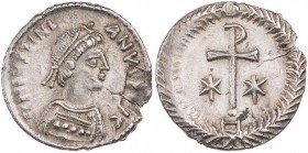 BYZANZ
Iustinianus I., 527-565. AR-1/2 Siliqua 540-552 Ravenna Vs.: D N IVSTINI-ANVS P AVC, gepanzerte und drapierte Büste mit Perlendiadem n. r., Rs...