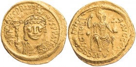 BYZANZ
Iustinus II., 565-578. AV-Solidus 565-567 Constantinopolis, 10. Offizin Vs.: D N I-VSTI-NVS PP AVI, gepanzerte Büste mit Helm, Perlendiadem, V...