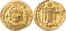 BYZANZ
Mauricius Tiberius, 582-602. AV-Solidus 583-602 Constantinopolis, 1. Offizin Vs.: O N mAVRC TIb PP AVC, gepanzerte Büste mit Helm, Perlendiade...