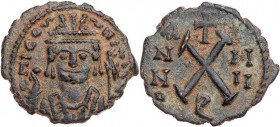 BYZANZ
Mauricius Tiberius, 582-602. AE-Decanummium 585/586 (= Jahr 4) Theupolis Vs.: drapierte Büste mit Trifolium-Krone, Scipio und Mappa in erhoben...