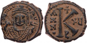 BYZANZ
Mauricius Tiberius, 582-602. AE-Halbfollis 597/598 (= Jahr 16) Theupolis Vs.: drapierte Büste mit Kreuzkrone, Scipio und Mappa in erhobener Re...