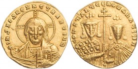 BYZANZ
Konstantinos VII. Porphyrogennetos mit Romanos II., 945-959. AV-Solidus Konstantinopolis Vs.: + IhS XPS REX REGNANTIUM, Büste des Christos Pan...