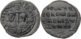 BYZANZ
Konstantinos VII. Porphyrogennetos mit Romanos II., 945-959. AE-Follis Konstantinopolis Vs.: + COhSTANT' [CE ROMA]h b' ROM', beider Büsten in ...
