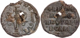 Eirenaios, Protonotarios tes sakelles, um 920-960. Bleisiegel Vs.: Legende um Stufenkreuz, Mittelholm gekreuzt, mit hohen Ranken, Rs.: 4 Zeilen Schrif...