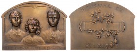 BELGIEN KÖNIGREICH
Albert I., 1909-1934. Bronzeplakette o. J. (um 1914) von J. Delporte, bei Fonson & Co. Les enfants royaux. Vs.: drei Brustbilder v...