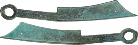 CHINA ZHOU-DYNASTIE, 1122-221 v. Chr.
Reich Yan Spitz-Messergeld 600-400 v. Chr. Vs.: Liu ("sechs"), Rs.: leer Hartill 4.16. 12.76 g. dunkelgrüne Pat...