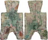 CHINA ZHOU-DYNASTIE, 1122-221 v. Chr.
Reich Liang oder Zhao Eckfuß-Spatengeld 350-250 v. Chr. Ping Yang Hartill 3.355 var. 5.77 g. dunkelgrüne Patina...