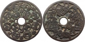 CHINA AMULETTE DER CHINESISCHEN KAISERZEIT
 Bronzeguss-Amulett Vs.: Namen und Bildronden der Zodiakaltiere, Rs.: oben "Großer Bär" und Magische Wolke...