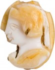GEMMEN UND SIEGELSTEINE
 Kameo Schichtachat, gelb auf weiß auf gelb, mit der Darstellung des Kopfes der Roma oder Minerva mit Helm n. l., H. 23 x B. ...
