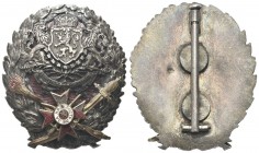 BULGARIA
Ferdinando I, 1887-1918.
Distintivo Accademia Reale Militare 1912. 
Ag con smalti, gr. 38,56 mm 52,3x44,7
Dr. Distintivo la cui forma è c...