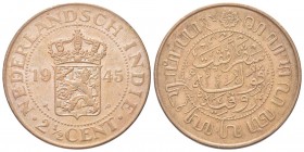 INDIE OLANDESI
Guglielmina, 1890-1948.
2 centesimi e 1/2 1945.
Æ, gr. 12,53
Dr. Stemma coronato; ai lati, 19 - 45.
Rv. Valore in giavanese e male...