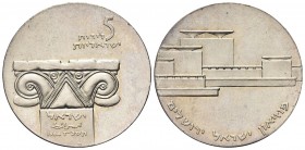 ISRAELE
Repubblica, dal 1949.
5 Lirot 1964.
Ag, gr. 25,00
Dr. Riproduzione della colonna rinvenuta nel sito Ramat Rachel; su di essa; ISRAELE (in ...