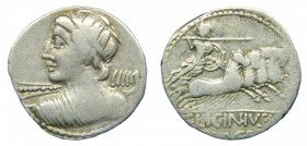 ROMA República - C. Licinius L. f. Macer (83-82 aC). Denario (RSC Licinia 16; Sear 274). 3,7 g.
mbc-/bc+