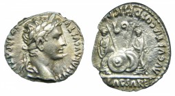 ROMA Imperio - Augusto (27 aC-14 dC) Denario. a/ CAESAR AVGVSTVS DIVI F PATER PATRIAE. r/ AVGVSTI F COS DESIG PRINC IVVENT - C L CAESARES. (RIC 207; S...