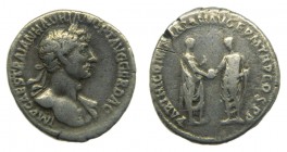 ROMA Imperio - Adriano (117-138 dC). Denario a/ IMP CAES TRAIAN HADRIAN OPT AVG GER DAC. r/ PARTHIC DIVI TRAIAN AVG F P M TR P COS P P - Trajano y Adr...