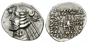 Imperio Parto. Orodes II. Dracma. 57-38 a.C. (Gc-7445). Anv.: Cabeza barbada y diademada con tiara a izquierda, delante estrella, detrás estrella y cr...
