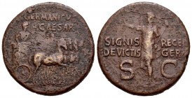 Calígula. Dupondio. 37-41 d.C. Roma. (Spink-1820). (Ric-57). Anv.: GERMANICVS CAESAR. Cuadriga. Rev.: SIGNIS RECEP DEVICTIS GERM SC. Ae. 15,80 g. Eros...