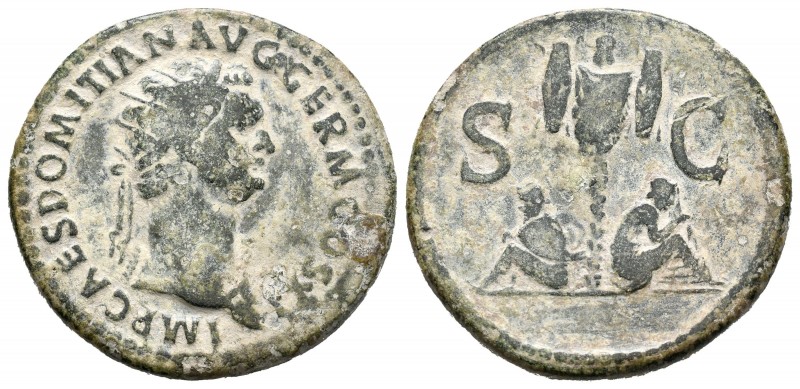 Domiciano. Dupondio. 85 d.C. Roma. (Spink-2791). Rev.: Cautivos apoyados en trof...