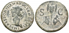 Domiciano. Dupondio. 85 d.C. Roma. (Spink-2791). Rev.: Cautivos apoyados en trofeo. En el campo SC. Ae. 12,71 g. MBC. Est...120,00. English: Domitian....