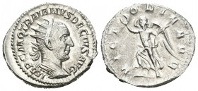 Trajano Decio. Antoniniano. 250 a.C. Roma. (Spink-9387). (Ric-29c). Rev.: VICTORIA AVG. Victoria avanzando a izquierda con corona y palma. Ag. 4,41 g....